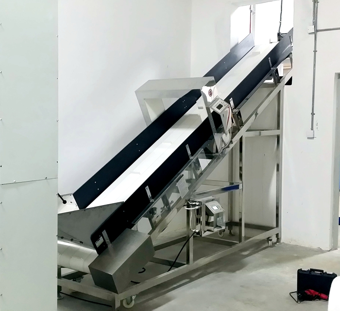 美資五百強(qiáng)企業(yè)某百惠破碎機(jī)前大型上料金屬檢測機(jī)使用案例