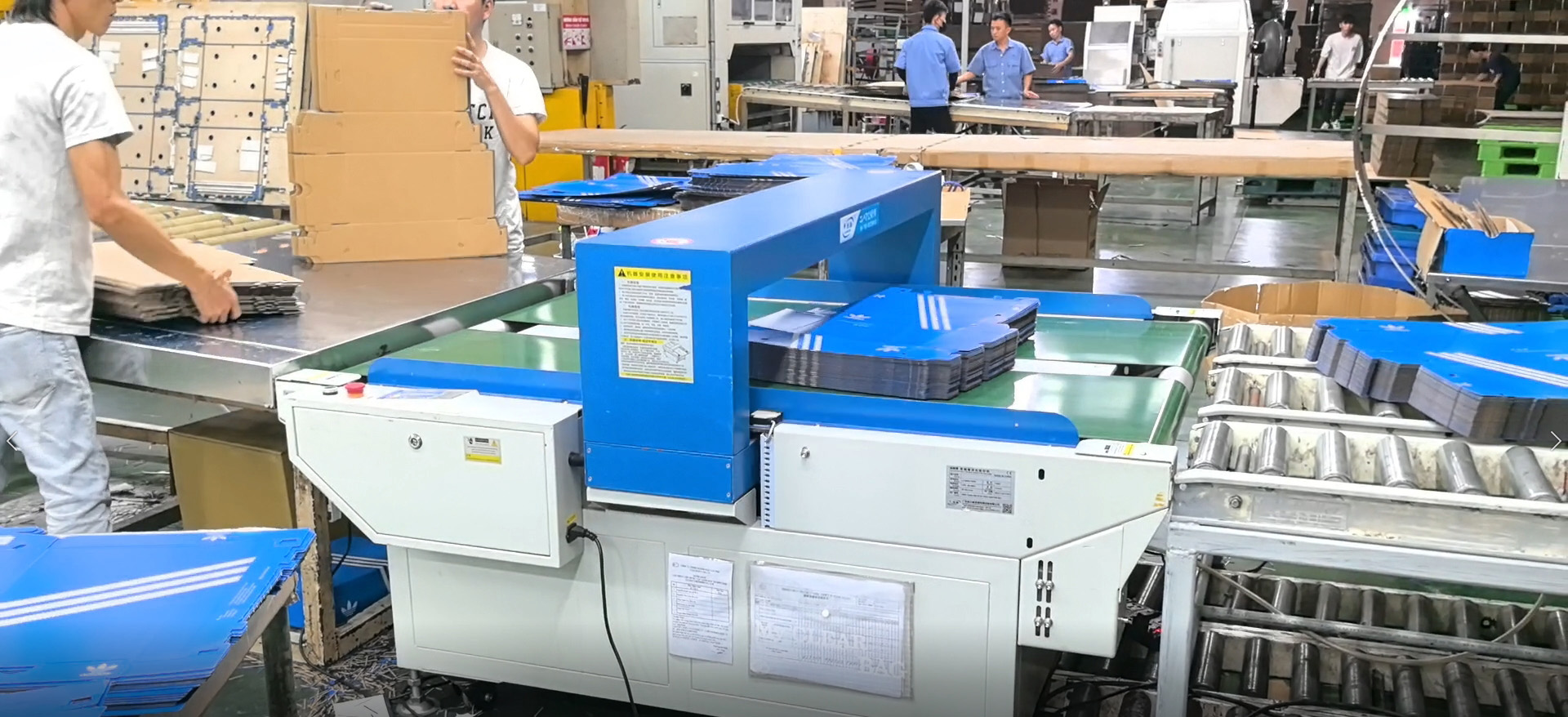 越南某紙業(yè)有限公司使用多臺連新牌寬幅檢針機(jī) 、寬幅紙品金屬檢測機(jī)