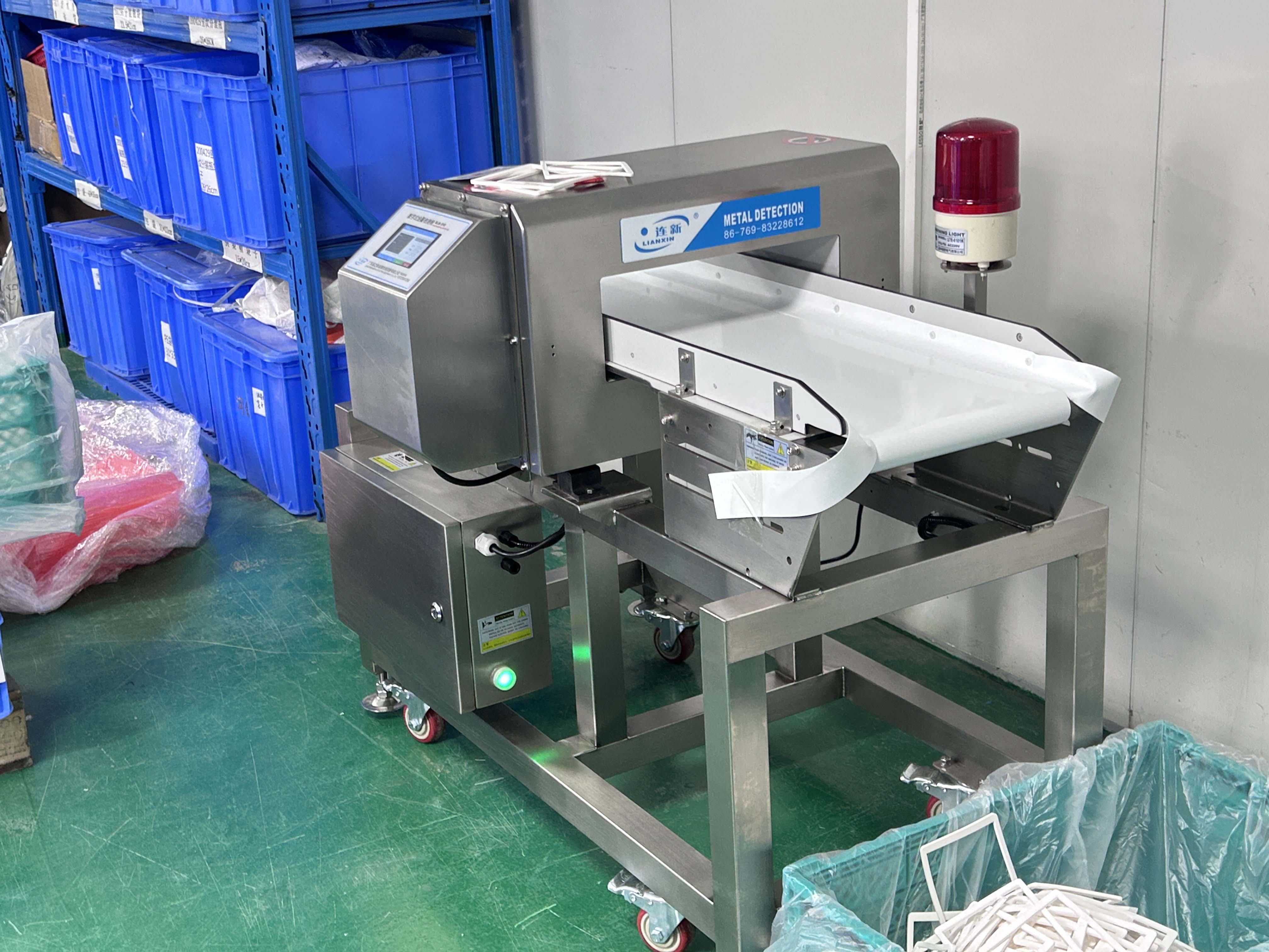 塑胶制品金属检测机使用现场 (1).jpg