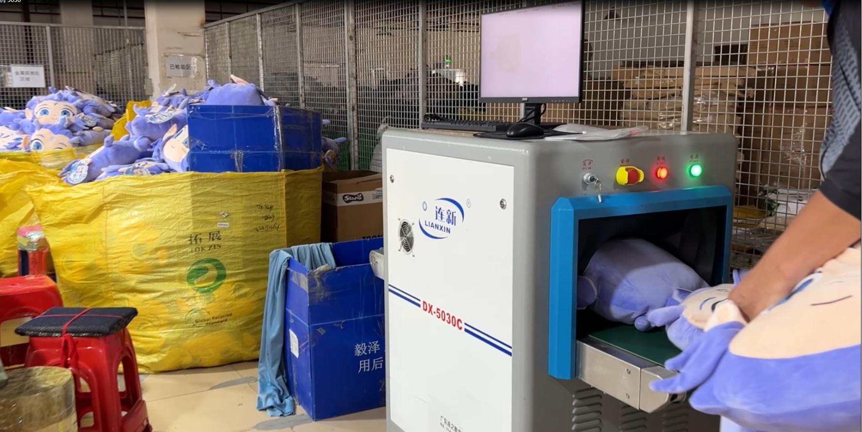東莞市某玩具廠使用連新牌DX-5030 X光機(jī)現(xiàn)場案例